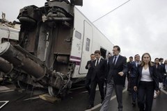 Premier Hiszpani na miejscu katastrofy kolejowej