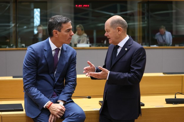 Premier Hiszpanii Pedro Sanchez (L) oraz kanclerz Niemiec Olaf Scholz (P) podczas spotkania Rady Europejskiej w Brukseli. 17.10.2024 r. /Leszek Szymański /PAP