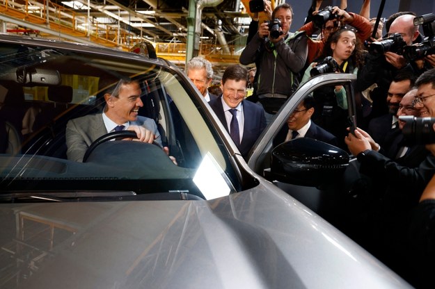 Premier Hiszpanii Pedro Sanchez w elektrycznym samochodzie firmy Chery /QUIQUE GARCIA /PAP/EPA