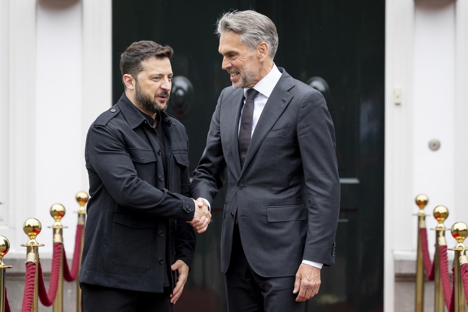 Premier Holandii Dick Schoof i prezydent Ukrainy Wołodymyr Zełenski /ROBIN VAN LONKHUIJSEN /PAP/EPA