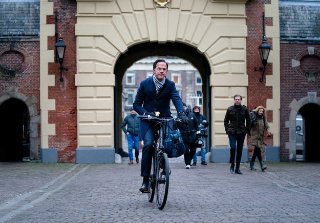 Premier Holandii Mark Rutte w drodze na posiedzenie rządu /BART MAAT /PAP/EPA