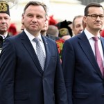 Premier i prezydent złożyli kwiaty pod bramą stoczni. Ceremonia zakłócona przez demonstrantów