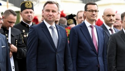 Premier i prezydent złożyli kwiaty pod bramą stoczni. Ceremonia zakłócona przez demonstrantów