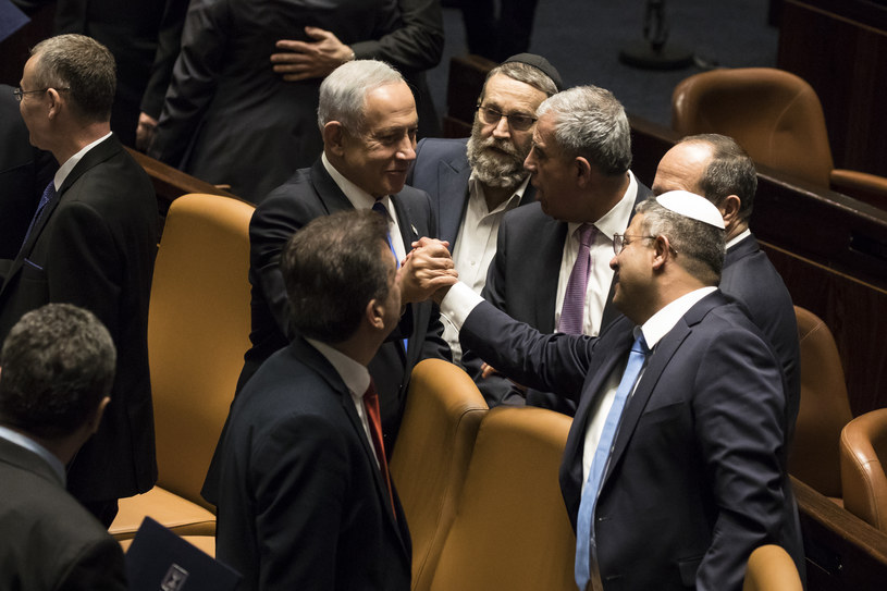 Premier Izraela Benjamin Netanjahu i minister bezpieczeństwa narodowego Itamar Ben Gvir gratulują sobie po zaprzysiężeniu w izraelskim parlamencie 29 grudnia 2022 roku /Amir Levy  /Getty Images