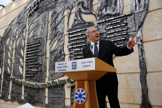 Premier Izraela Benjamin Netanjahu podczas odsłonięcia pomnika ku czci Sprawiedliwych wśród Narodów Świata przed siedzibą izraelskiego MSZ-etu w Jerozolimie /ABIR SULTAN /PAP/EPA