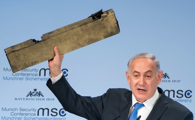 Premier Izraela trzymał w rękach przedmiot - jak powiedział, jest to kawałek irańskiego drona, który naruszył izraelską przestrzeń powietrzną /PREISS / HANDOUT /PAP/EPA