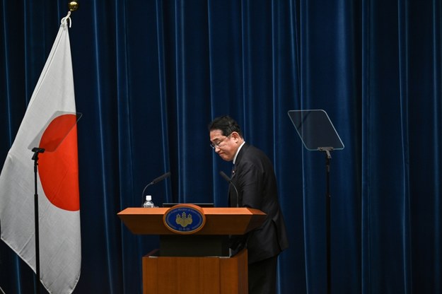 Premier Japonii Fumio Kishida w trakcie konferencji, na której poinformował, że nie będzie ubiegał się o stanowisko lidera swojej partii. 14.08.2024 r. /PAP/EPA/PHILIP FONG / POOL /PAP