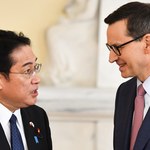 Premier Japonii spotkał się z Morawieckim. Tokio zapowiada "specjalne traktowanie"