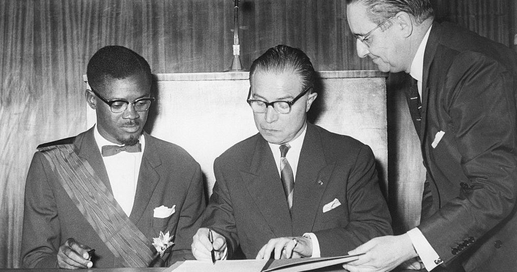 Premier Konga, Patrice Lumumba i belgijski premier Gaston Eyskens podpisują akt niepodległości 30 czerwca 1960 r. / Bettmann / Contributor /Getty Images