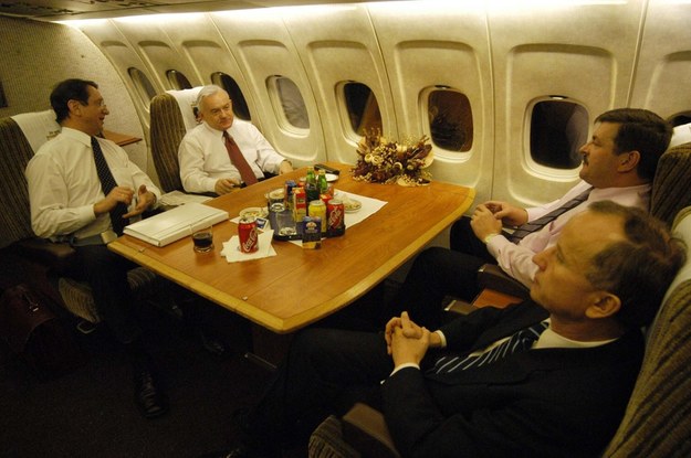Premier Leszek Miller (drugi z lewej) i wicepremierzy w samolocie przed lądowaniem w Kopenhadze /Radek Pietruszka /PAP