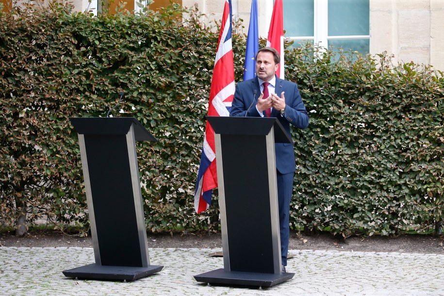 Premier Luksemburga Xavier Bettel podczas konferencji, z której uciekł Boris Johnson /JULIEN WARNAND /PAP/EPA