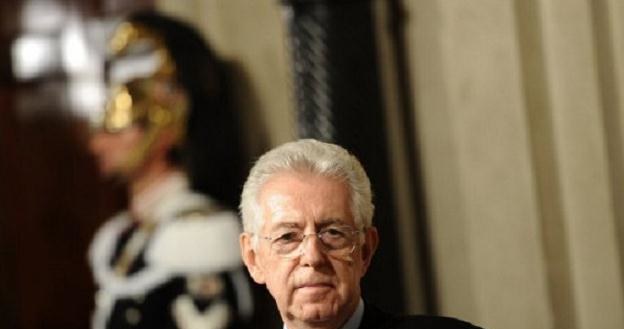 Premier Mario Monti zaczął od siebie /AFP