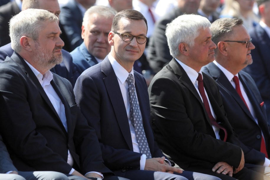 Premier Mateusz Morawiecki (2L) oraz minister rolnictwa i rozwoju wsi Jan Krzysztof Ardanowski (L) podczas II Ogólnopolskiego Święta Wdzięczni Polskiej Wsi w Kolnie. / 	Artur Reszko    /PAP