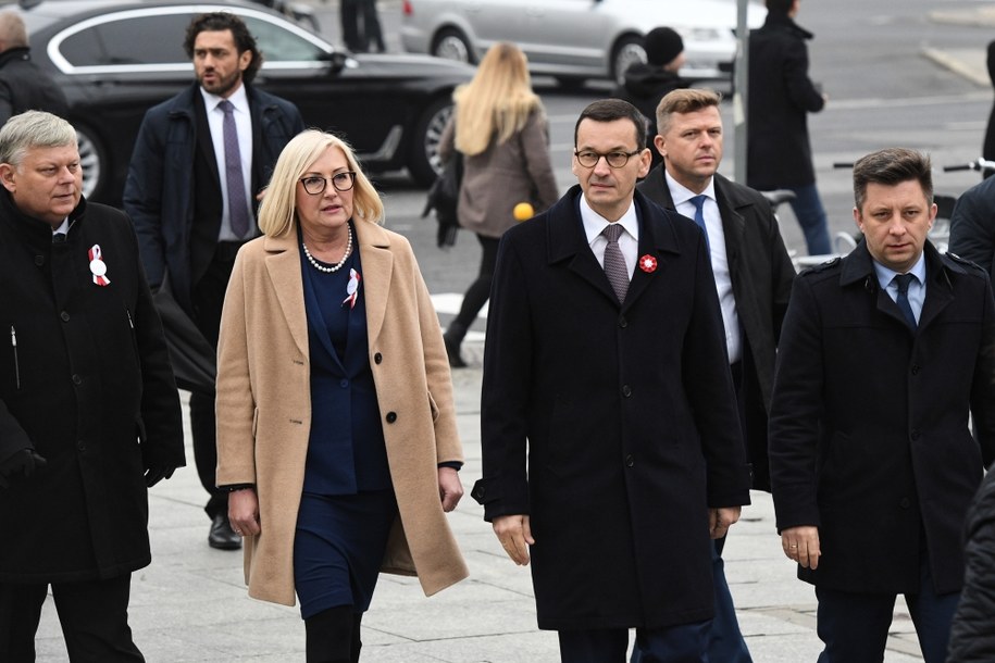 Premier Mateusz Morawiecki (2P), rzecznik rządu Joanna Kopcińska (2L), szef gabinetu politycznego premiera Marek Suski (L) i szef KPRM Michał Dworczyk (P) /Radek Pietruszka /PAP