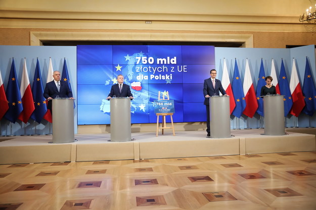 Premier Mateusz Morawiecki (2P), wicepremier, minister rozwoju Jadwiga Emilewicz (P), wicepremier, minister aktywów państwowych Jacek Sasin (L) oraz wicepremier, minister kultury Piotr Gliński (2L) podczas konferencji prasowej w KPRM w Warszawie /	Wojciech Olkuśnik /PAP