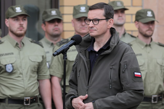 Premier Mateusz Morawiecki (3P) podczas potkania z funkcjonariuszami Straży Granicznej i policji oraz żołnierzami WP przed Placówką SG w Kuźnicy / 	Artur Reszko    /PAP