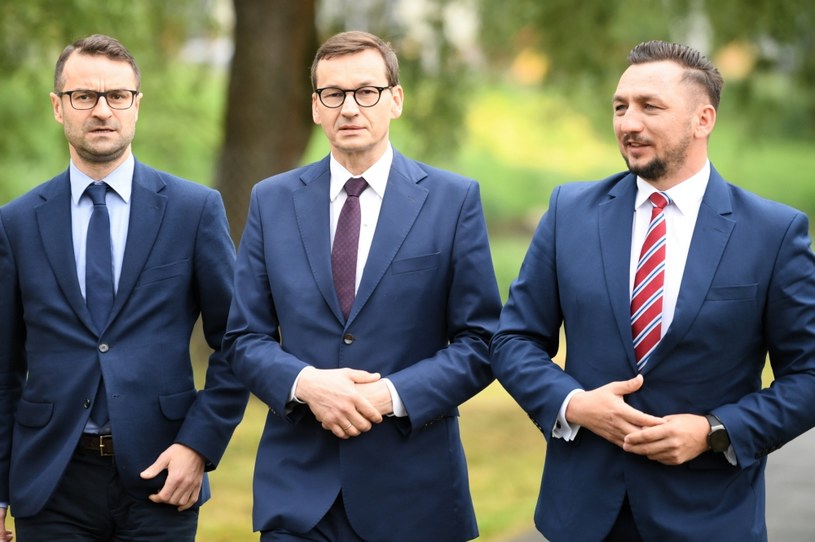 Premier Mateusz Morawiecki (C), burmistrz Sanoka Tomasz Matuszewski (P) oraz poseł do Parlamentu Europejskiego Tomasz Poręba (L) podczas wizyty w Sanoku /Darek Delmanowicz /PAP