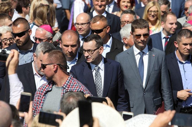 Premier Mateusz Morawiecki (C) oraz minister edukacji narodowej Dariusz Piontkowski (2P) / 	Artur Reszko    /PAP