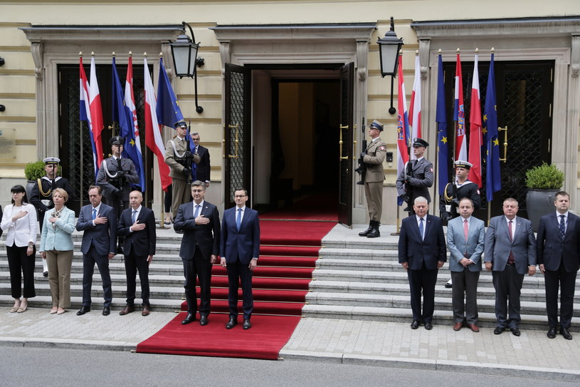 Premier Mateusz Morawiecki (C-P) i premier Chorwacji Andrej Plenkovic (C-L) podczas powitania w KPRM /Wojciech Olkuśnik /PAP
