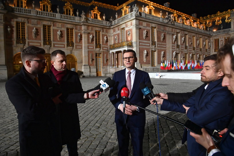 Premier Mateusz Morawiecki (C) podczas konferencji prasowej przed Pałacem Wersalskim /Radek Pietruszka /PAP