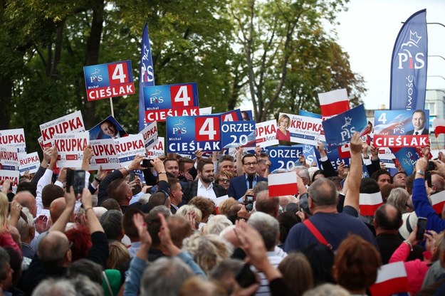 Premier Mateusz Morawiecki (C) podczas spotkania z mieszkańcami Buska-Zdroju //Łukasz Gągulski /PAP