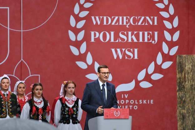 Premier Mateusz Morawiecki (C) uczestniczy w IV Ogólnopolskim Święcie Wdzięczni Polskiej Wsi w Bobolicach / 	Marcin Bielecki    /PAP