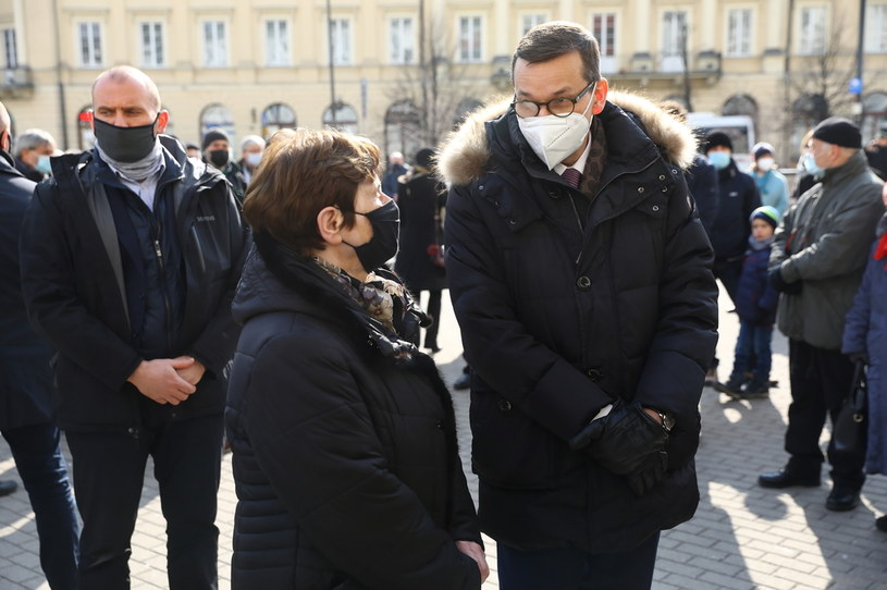 Premier Mateusz Morawiecki i doradczyni prezydenta RP Zofia Romaszewska przed Kościołem Środowisk Twórczych przy pl. Teatralnym w Warszawie /Rafał Guz /PAP