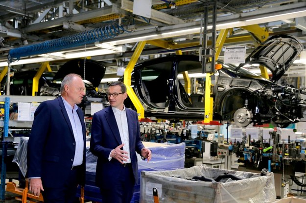 Premier Mateusz Morawiecki i dyrektor generalny Opel Manufacturing Poland Andrzej Korpak /Dominik Gajda /PAP