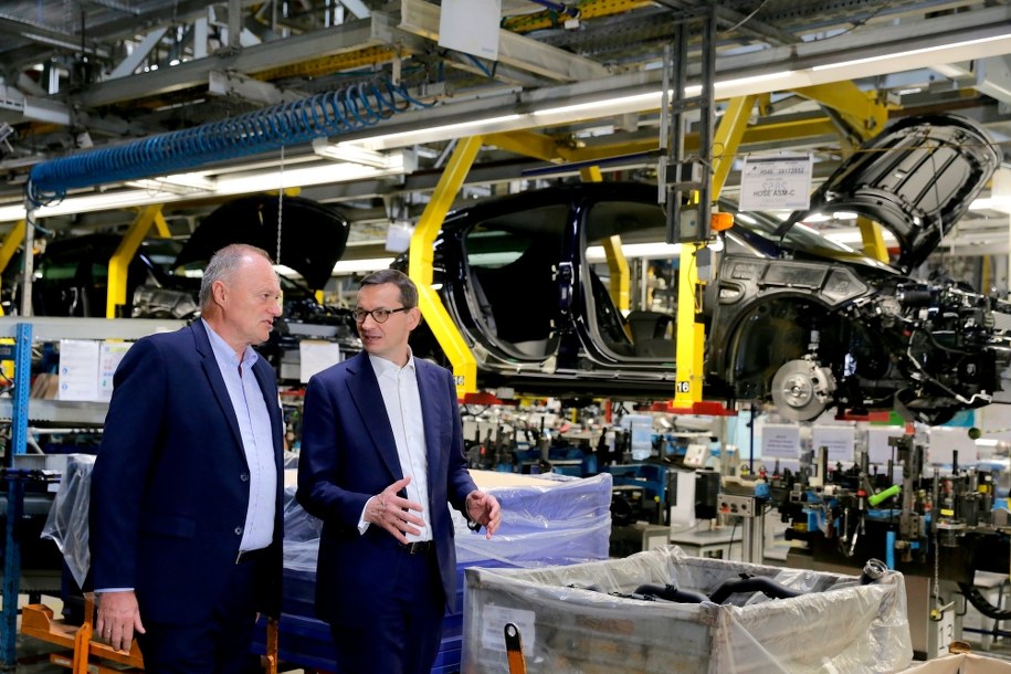 Premier Mateusz Morawiecki i dyrektor generalny Opel Manufacturing Poland Andrzej Korpak /Dominik Gajda /PAP
