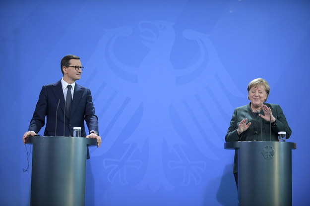Premier Mateusz Morawiecki i kanclerz Niemiec Angela Merkel podczas konferencji prasowej po spotkaniu w Berlinie. / 	Marcin Obara  /PAP/EPA