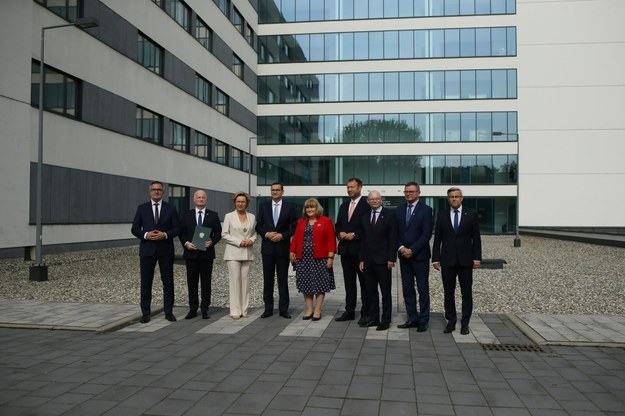 Premier Mateusz Morawiecki i lokalni politycy po konferencji w Katowicach /Zbigniew Meissner /PAP