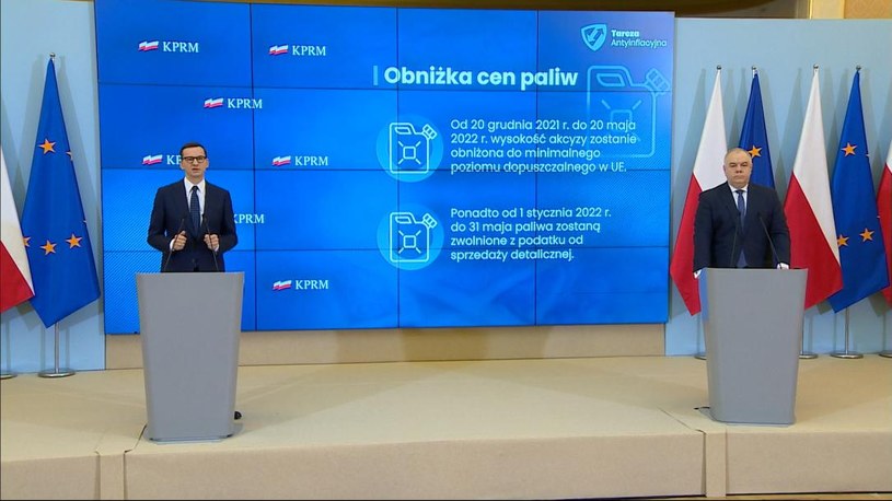 Premier Mateusz Morawiecki i minister aktywów państwowych Jacek Sasin o obniżkach cen paliw, VAT na gaz i braku akcyzy na energię poinformowali na konferencji prasowej. /Polsat News