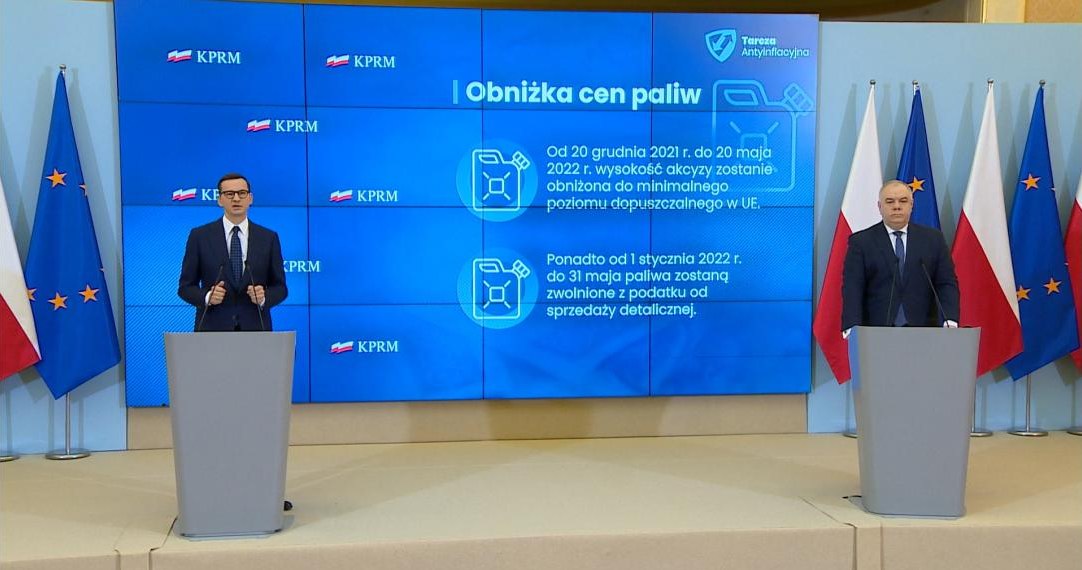 Premier Mateusz Morawiecki i minister aktywów państwowych Jacek Sasin o obniżkach cen paliw, VAT na gaz i braku akcyzy na energię poinformowali na konferencji prasowej. /Polsat News