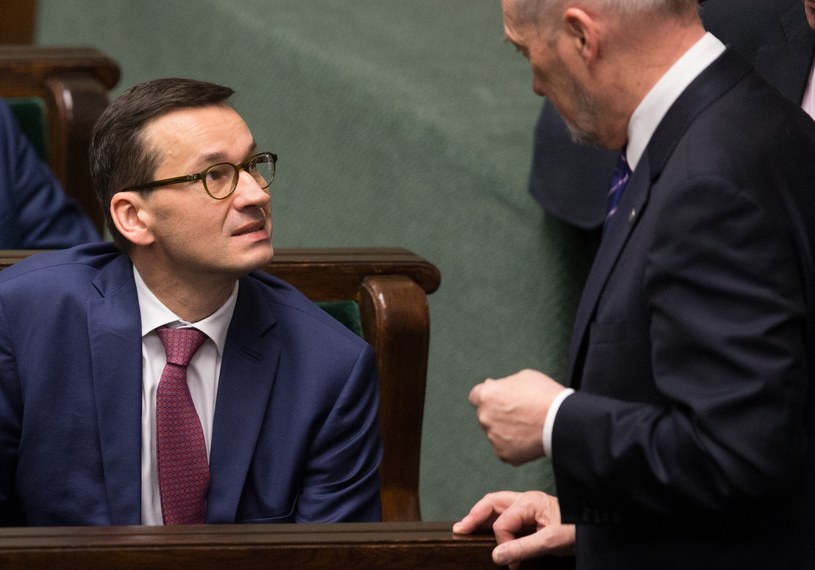 Premier Mateusz Morawiecki i minister Antoni Macierewicz /Tomasz Jarzębowski/Reporter /East News