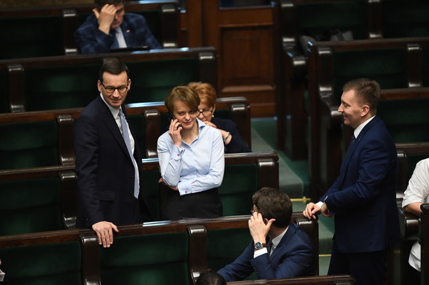 Premier Mateusz Morawiecki i minister rozwoju Jadwiga Emilewicz w Sejmie, 2 czerwca 2020 / 	Radek Pietruszka   /PAP