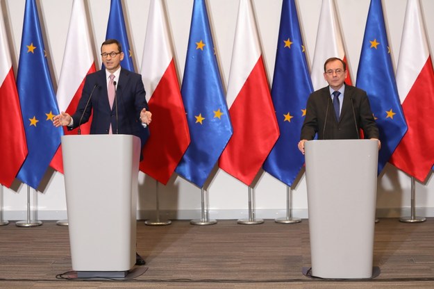 Premier Mateusz Morawiecki i minister spraw wewnętrznych i administracji Mariusz Kamiński / 	Tomasz Gzell    /PAP