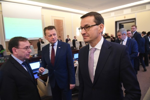 Premier Mateusz Morawiecki i ministrowie Mariusz Kamiński i Mariusz Błaszczak przed posiedzeniem rządu, 26 listopada / 	Radek Pietruszka   /PAP