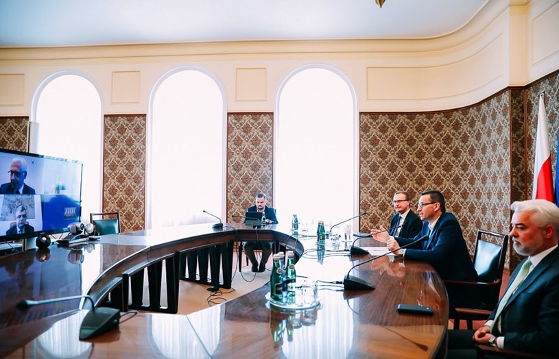Premier Mateusz Morawiecki i Paweł Borys, prezes PFR podczas rozmowy z premierem Rumunii Ludovickiem Orbnowem. /Krystian Maj/KPRM /