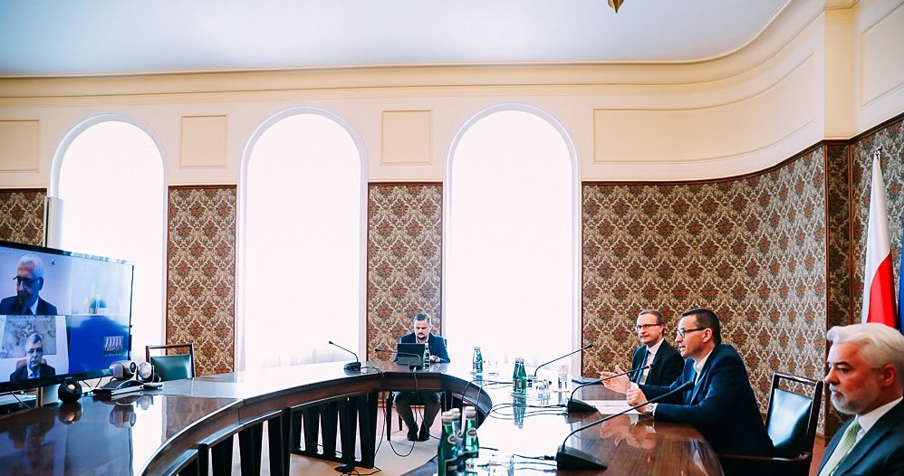 Premier Mateusz Morawiecki i Paweł Borys, prezes PFR podczas rozmowy z premierem Rumunii Ludovickiem Orbnowem. /Krystian Maj/KPRM /