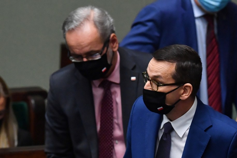 Premier Mateusz Morawiecki i (po lewej) minister zdrowia Adam Niedzielski / 	Radek Pietruszka   /PAP