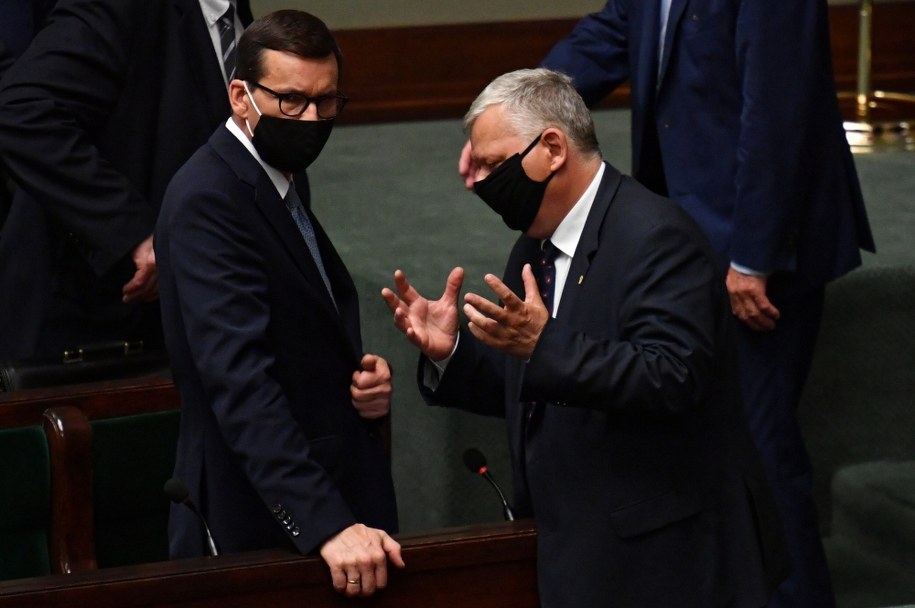 Premier Mateusz Morawiecki i poseł PiS Marek Suski na sali plenarnej niższej izby parlamentu /Piotr Nowak /PAP