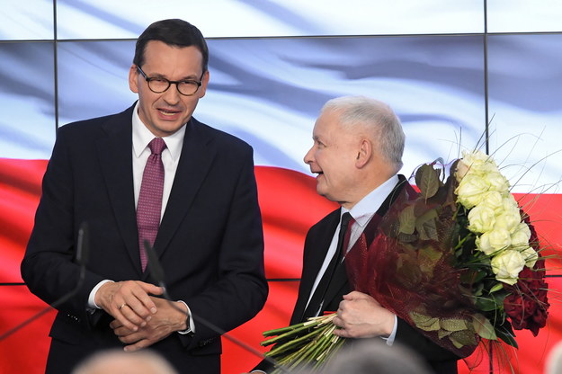 Premier Mateusz Morawiecki i prezes PiS Jarosław Kaczyński podczas wieczoru wyborczego Prawa i Sprawiedliwości / 	Radek Pietruszka   /PAP