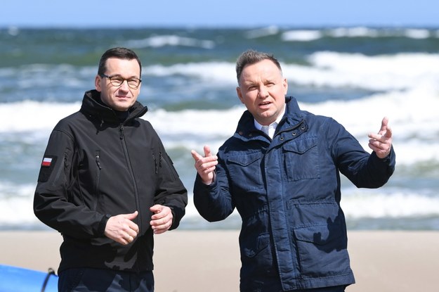 Premier Mateusz Morawiecki i prezydent Andrzej Duda podczas wizyty na terenie budowy kanału żeglugowego na Mierzei Wiślanej, 30 maja 2020 / 	Adam Warżawa    /PAP