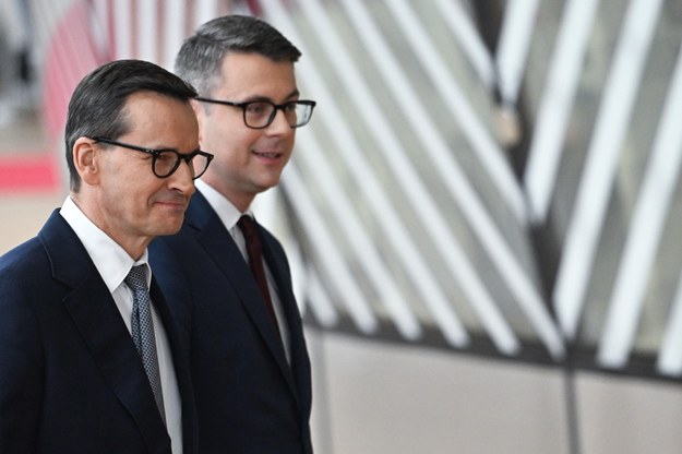 Premier Mateusz Morawiecki i rzecznik prasowy rządu Piotr Müller /Radek Pietruszka /PAP