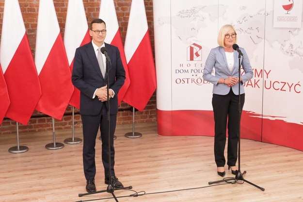 Premier Mateusz Morawiecki i rzecznik rządu Joanna Kopcińska /Tomasz Waszczuk /PAP