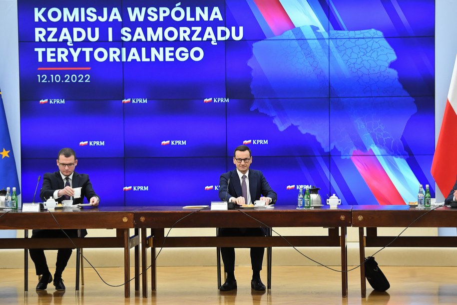Premier Mateusz Morawiecki i wiceminister spraw wewnętrznych i administracji Paweł Szefernaker podczas posiedzenia Komisji Wspólnej Rządu i Samorządu Terytorialnego /Radek Pietruszka /PAP