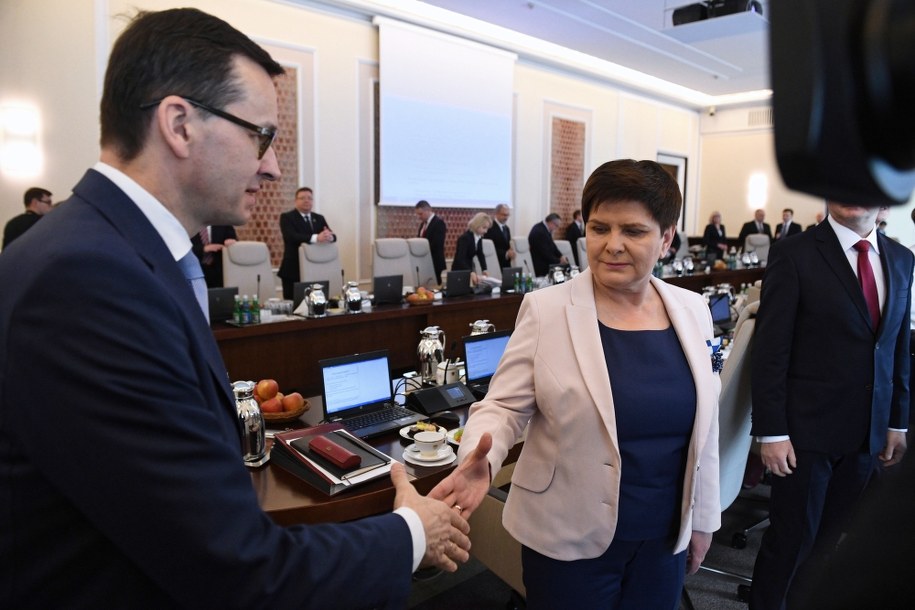 Premier Mateusz Morawiecki i wicepremier ds. społecznych, prowadząca po stronie rządowej negocjacje z nauczycielami Beata Szydło / 	Radek Pietruszka   /PAP