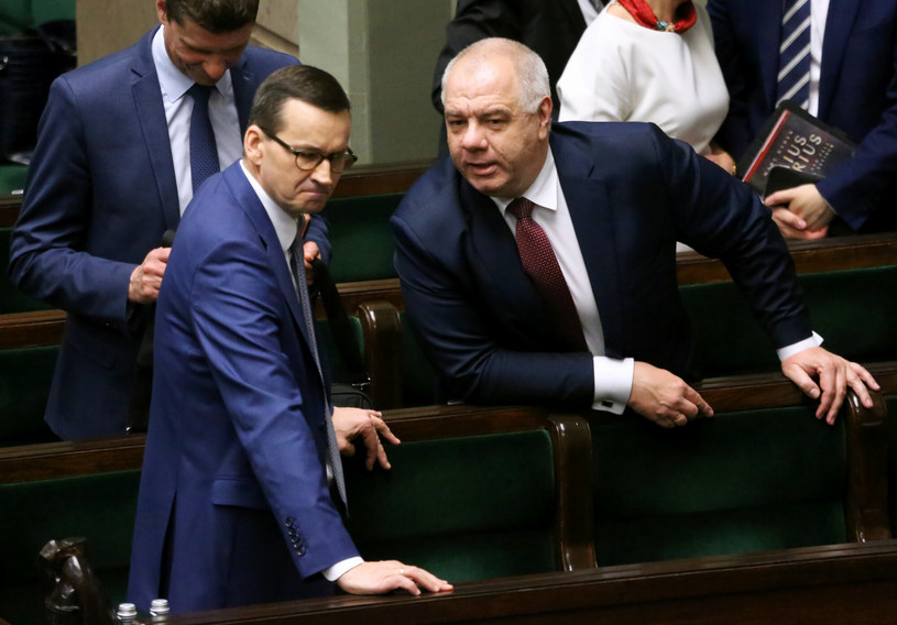 Premier Mateusz Morawiecki i wicepremier Jacek Sasin /Piotr Molecki /East News