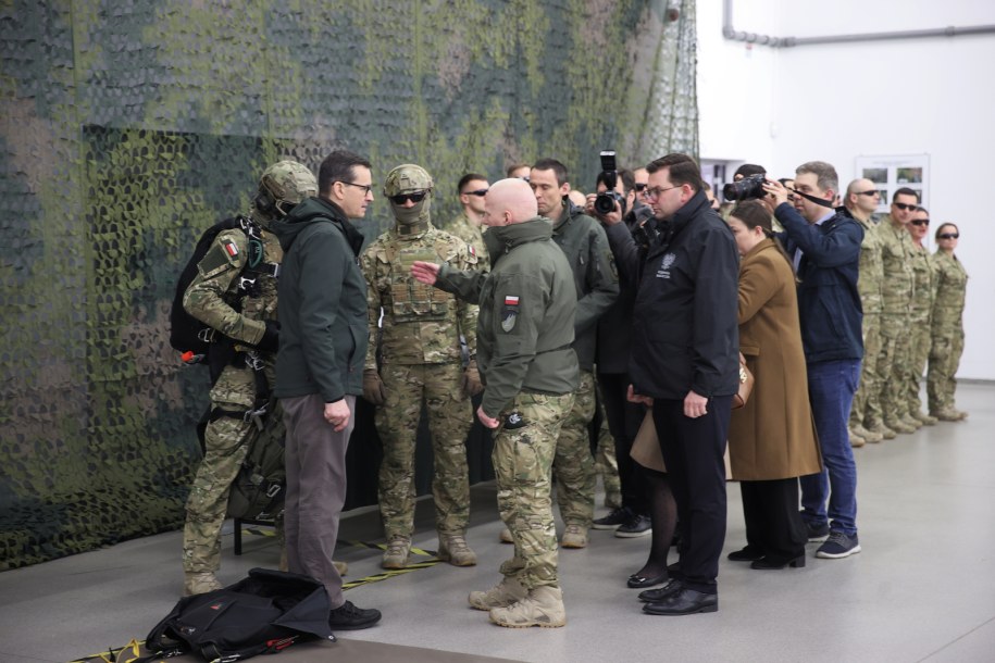 Premier Mateusz Morawiecki (L), dowódca Komponentu Wojsk Specjalnych gen. dyw. dr inż. Sławomir Drumowicz (C) i wojewoda małopolski Łukasz Kmita (L) podczas wizyty w Jednostce Wojskowej „NIL” im. gen. bryg. Augusta Emila Fieldorfa „Nila” w Krakowie