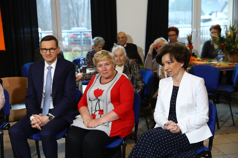 Premier Mateusz Morawiecki (L) i minister rodziny i polityki społecznej Marlena Maląg (P) podczas wizyty w Dziennym Domu „Senior+” w Woli Karczewskiej /Rafał Guz /PAP